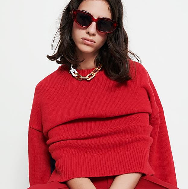 Imagen principal - El rojo pone la nota de color a la temporada de otoño. Jersey de cashmere de Zara (49,99 euros). Americana de traje de Zara (39,99 euros). Conjunto de camisa y falda midi con estampado de lunares de Zara (25,99 euros). 