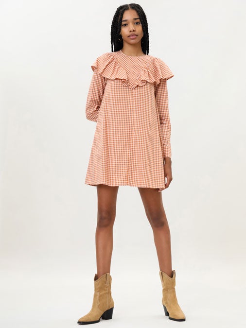 Con estampado de cuadros en marrón o en azul, este vestido de manga larga con cuello redondo y detalle de volantes tiene un precio de 15,99 euros.