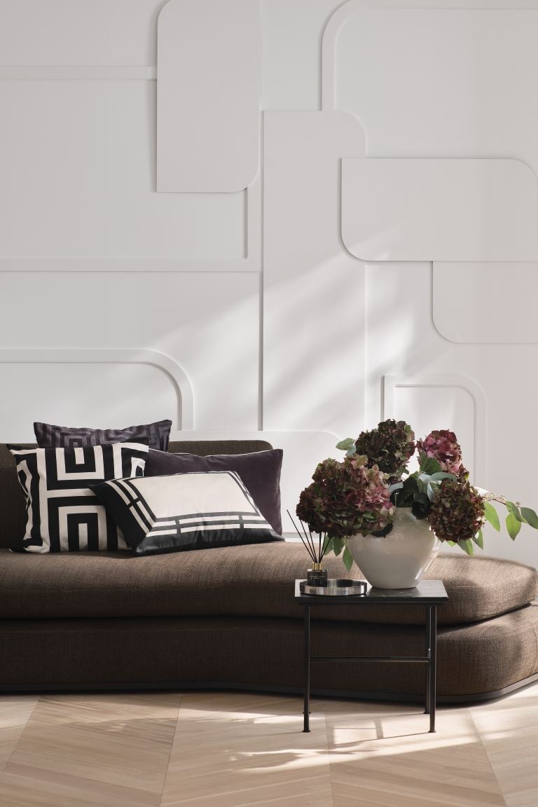 Los estampados geométricos en blanco y negro aportarán un toque de minimalismo súper elegante a tu salón. Estos de H&M Home cuestan 9.99 euros.