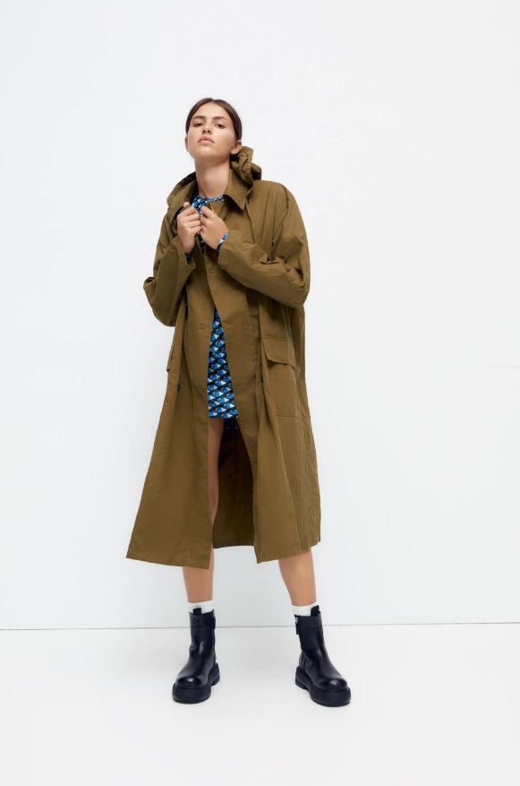 Este trench oversize en color oliva de Zara será tu imprescindible para el entretiempo. Cuesta 119 euros.