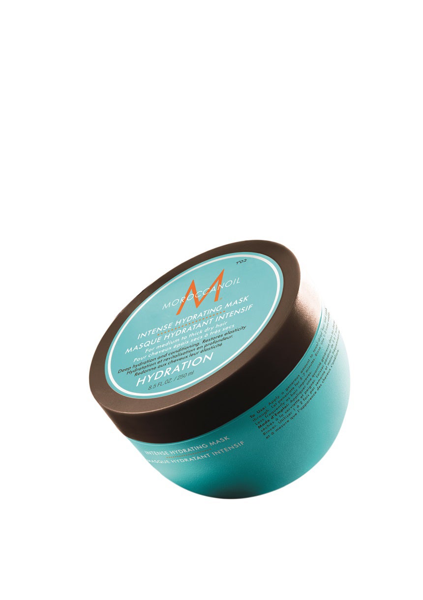 Intense Hydrating Mask de Moroccanoil, una mascarilla de rescate que hidrata la melena en profundidad, tanto en los cabellos de color natural como en las melenas teñidos, hasta los rubios más extremos. Ideal para reparar el pelo de cara al otoño. (37 euros).