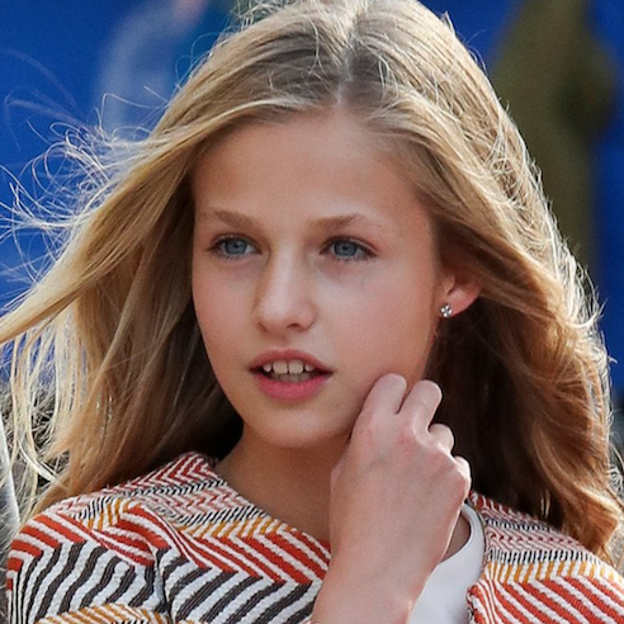Pincha en la foto para ver los mejores looks de la princesa Leonor y la infanta Sofía, desde la infancia a la adolescencia.
