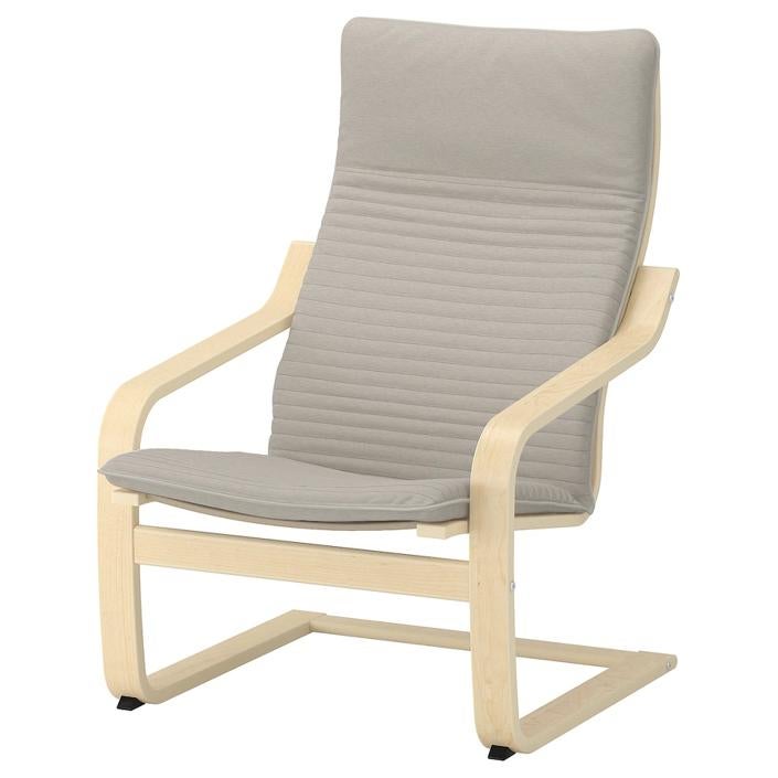 Tras décadas en los expositores de IKEA, esta silla (59 euros) sigue siendo una de las más famosas. Con patas de madera y asiento en gris, es una de las sillas más cómodas y elegantes.