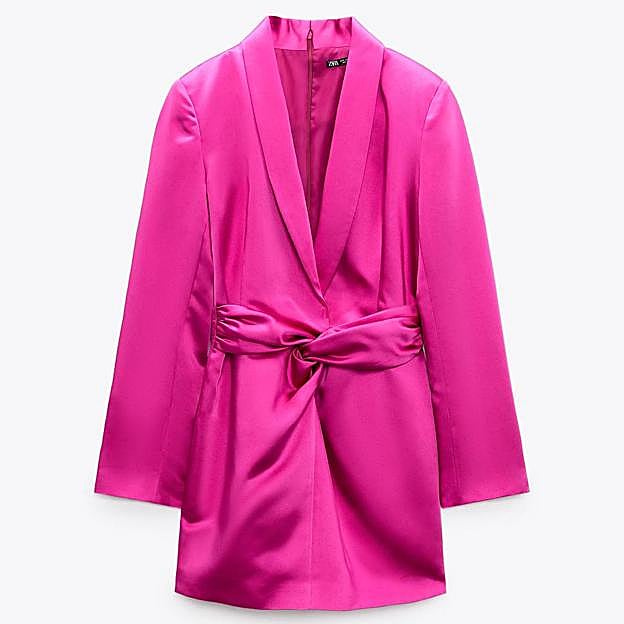 Vestido blazer satinado fucsia de Zara. 39,95 euros