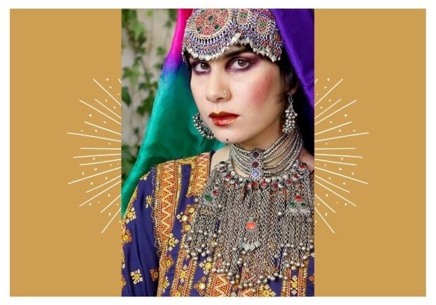Las mujeres afganas desafían el burka talibán y reivindican sus vestidos tradicionales en Instagram: #DoNotTouchMyClothes