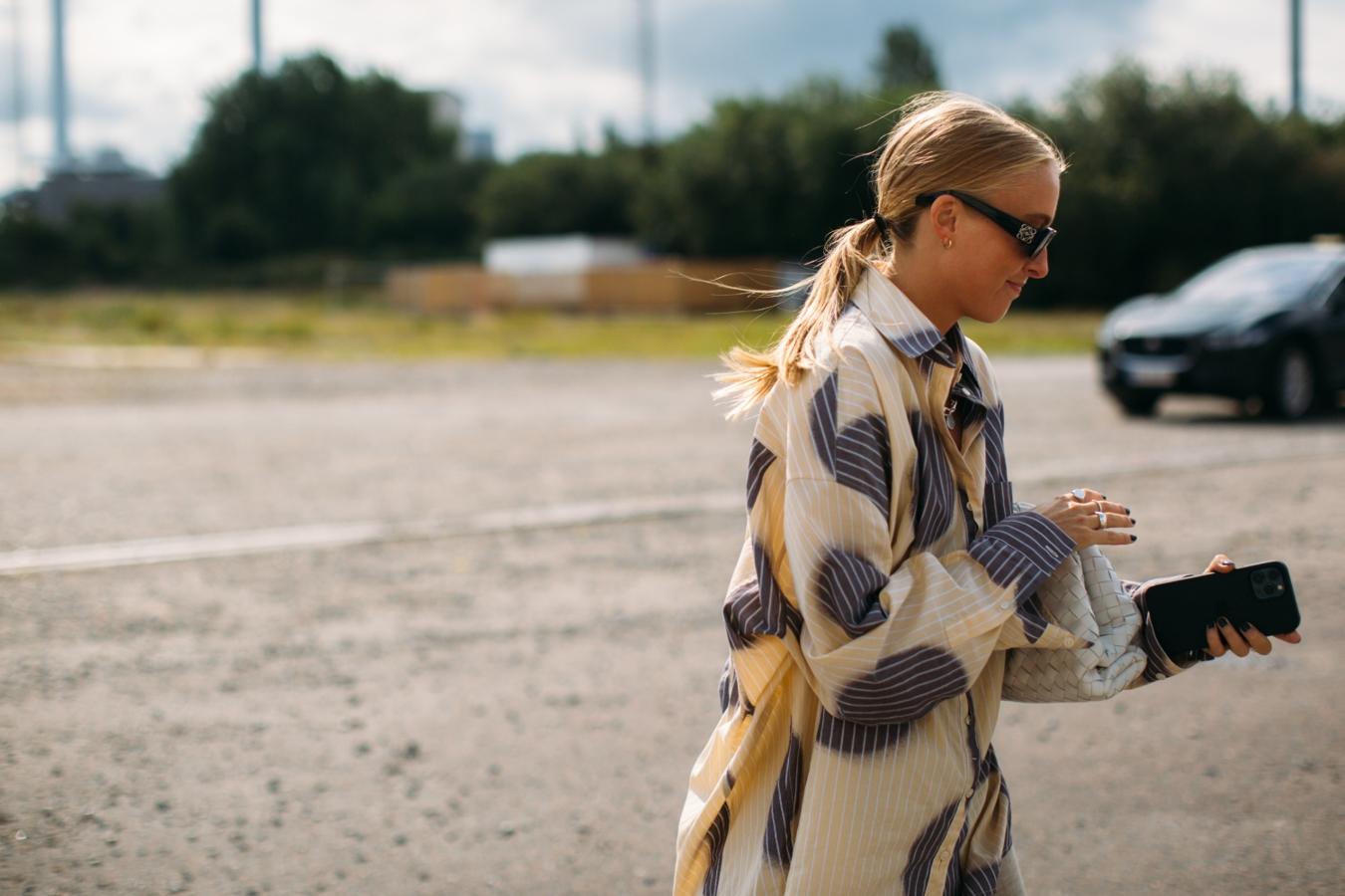 Es un peinado facilísimo, el típico que nos hacemos un día de calor para evitar el sudor. Sólo tienes que recoger todo tu pelo a la altura de la nuca. Si dejas unos mechones sueltos, potenciarás el efecto messy del peinado.