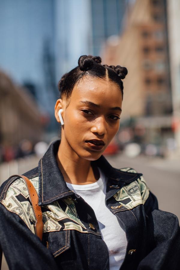 Lo ideal en este tipo de peinados es el efecto pulido. Hazte la raya en medio y recoge todo tu pelo en dos coletas muy altas a la misma altura. Después enrolla cada coleta sobre sí misma y sujétala con unas horquillas para moños. Este peinado se lo hemos visto recientemente a Laura Escanes y su efecto rejuvenecedor es instantáneo.