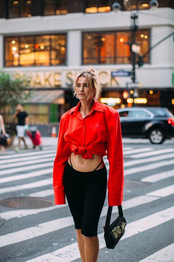 Este tipo de moños los puedes hacer muy peinados o despeinados. En este caso, apostamos por el moño despeinado, porque nos recuerda al verano que acabamos de pasar. Recoge toda tu melena en una coleta alta y enróllala sobre sí misma para fomar un moño. Deja varios mechones sueltos a los lados para que el efecto despeinado se acentúe.