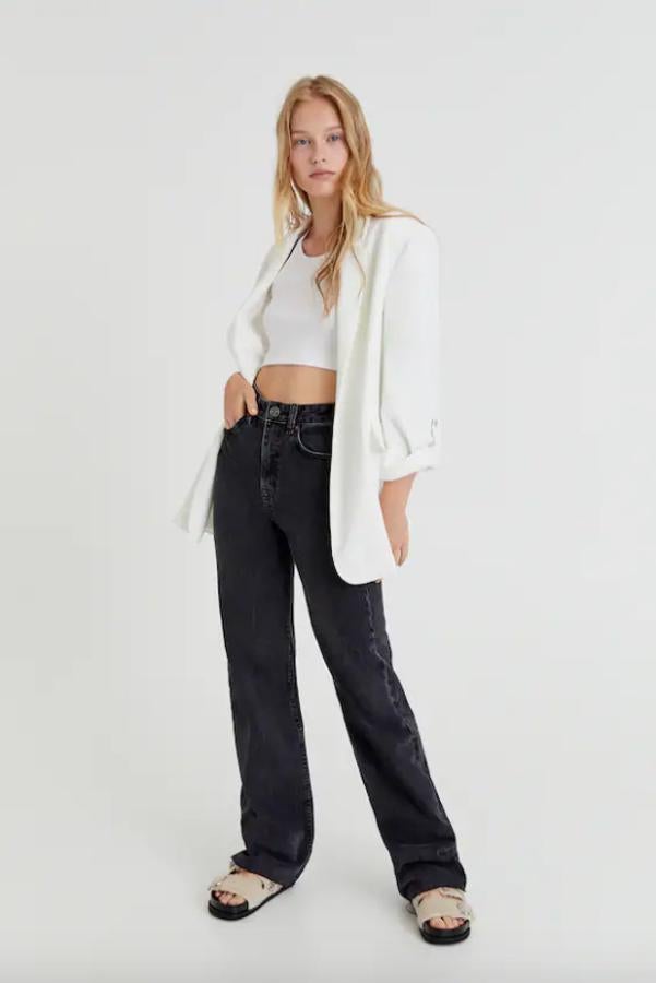 En Pull&Bear han apostado por el color tostado, el marrón, el negro, el blanco y el gris topo para esta blazer lisa con cuello tipo esmoquin, bolsillos laterales con solapa y cierre de un único botón. Cuesta 29,99 euros y están disponibles entre las tallas XS y XL.