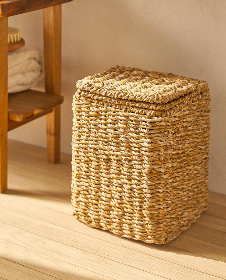 Cesta de fibra natural con tapa (19,99 euros).