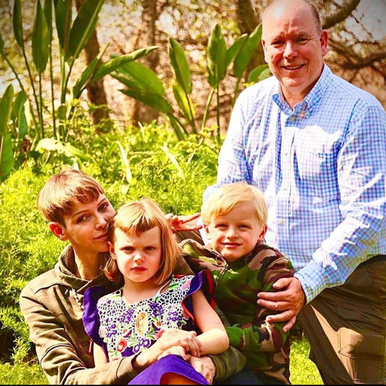 Si quieres ver los looks de Charlène que quitan años pincha en la foto.