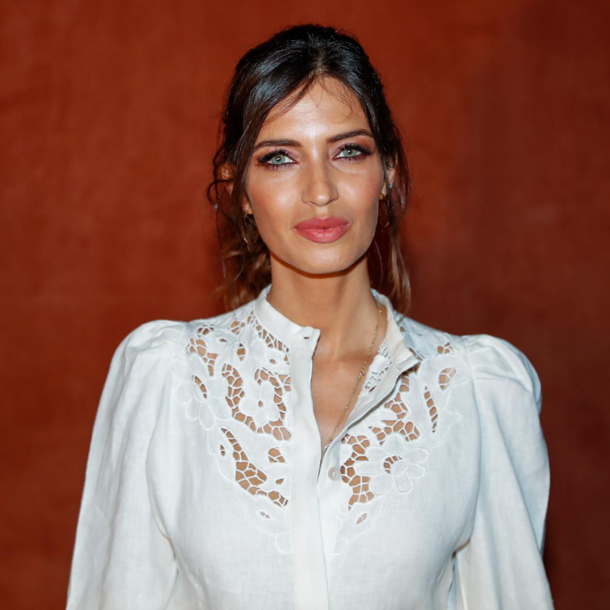 Pincha en la imagen para ver llos 11 botines de tacón cómodo que querrás lucir con todos tus looks este otoño.