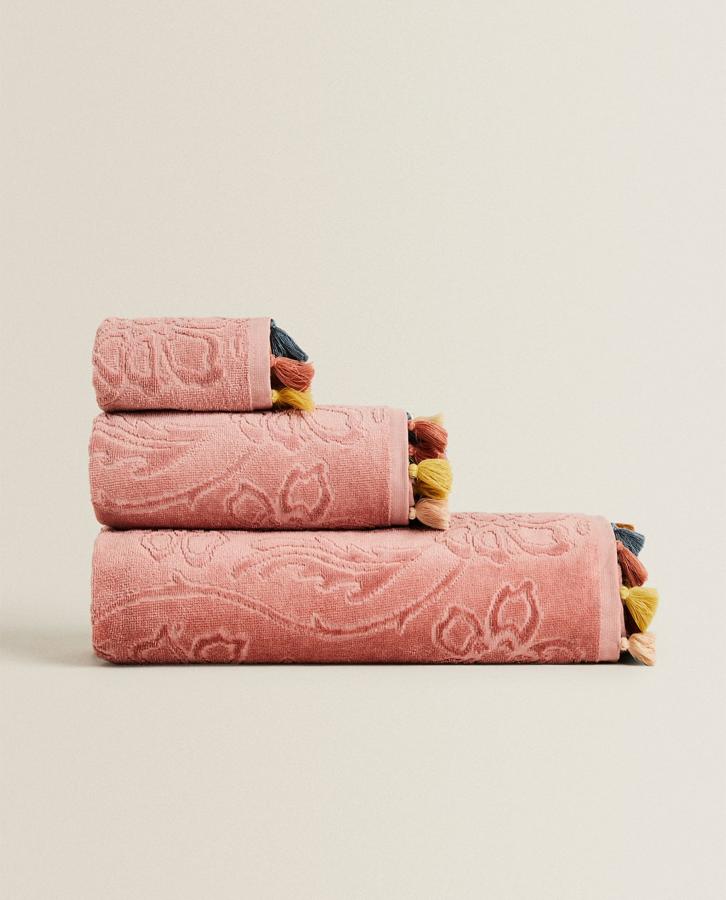 Si necesitas llevarte unas toallas nuevas, estas son nuestras favoritas. Unas toallas de algodón (3,99 € - 22,99 €) en jacquard y tonos rosados con pompones. 