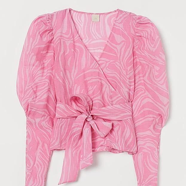 Imagen principal - Falda midi y blusa con truco, el look estilizador y rejuvenecedor de Eugenia Martínez de Irujo que queda de maravilla