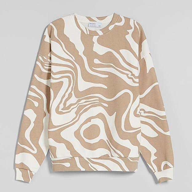 Imagen principal - El jersey con estampado psicodélico que sienta fenomenal a partir de los 50 y que combina con todas tus faldas