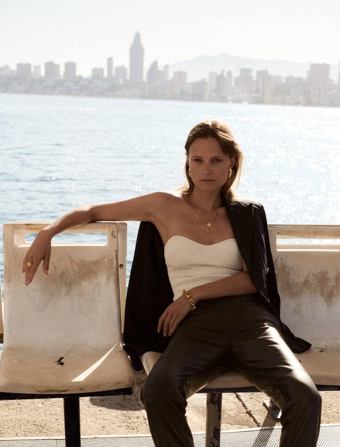 Americana de Polo Ralph Lauren; cuerpo de punto, de Khaite; y pantalón de piel, de Karl Lagerfeld. Los pendientes y el anillo son de Aristocrazy; el colgante, de Aurélie Bidermann; y la pulsera, de Loewe en El Vestidor Vintage.