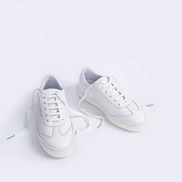 Si buscas una deportiva básica y súper blanca, tienes que ver el modelo Dalia