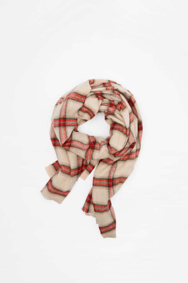 Y aunque todavía parece lejano, no queda tanto para volver a sacar de paseo las bufadas. Esta con estampado de cuadros se convertirá en el comodín de los próximos meses. Bufanda estampada de Zara (19,99 euros)