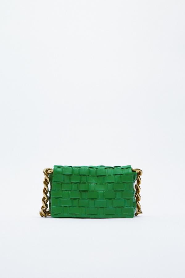 Los bolsos trenzados en colores vivos, como el verde rana, se han convertido en el accesorio más buscado del momento. La cadena dorada pone el toque sofisticado a esta propuesta. Bolso de piel de Zara (59,99 euros) 