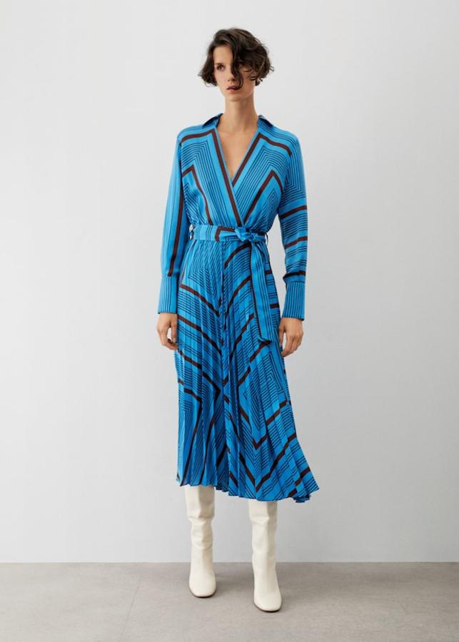 Los plisados son otra de las tendencias que llegan pisando fuerte este otoño. Este vestido en tonos azules es una de las joyas de la nueva colección de Mango. Vestido con cinturón de Mango (59,99 euros)