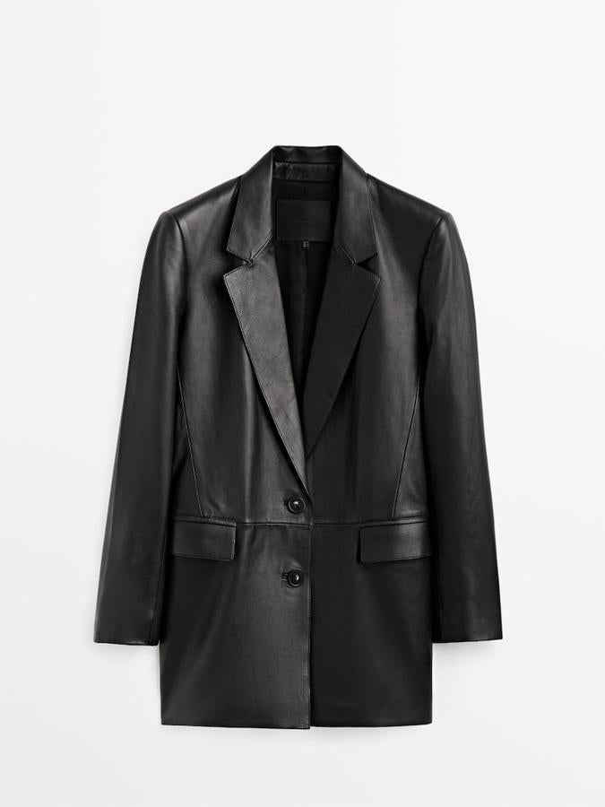 A veces merece la pena invertir en prendas especiales, que nos acompañán durante muchos años. Esta americana de piel en color negro de Massimo Dutti es una de esas piezas. (249 euros)