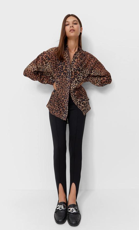 Con estampado de leopardo en tonos marrones y negros, esta camisa fluida de Stradivarius con mangas largas y cuello de solapa viene con cierre de botones frontal y podemos encontrarla entre las tallas XS y XL por 15,99 euros. 