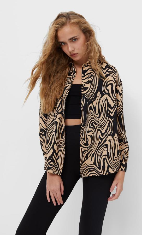 Esta camisa de satén de Stradivarius disponible en seis diseños diferentes, dos de ellos estampados, viene con mangas largas, cuello de solapa y cierre frontal de botones a tono. Con un precio de 19,99 euros, podemos encontrarla entre las tallas XS y XL. 