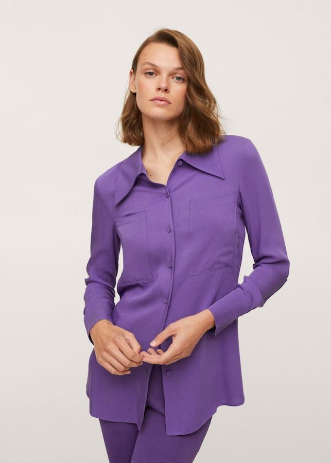 En color morado, con bolsillos de plastrón en la pechera, cierre frontal de botones a tono y cuello clásico, esta camisa fluida de Mango de diseño entallado recto con mangas largas acabadas en puños abotonados cuesta 29,99 euros y está disponible entre las tallas XXS y XL.