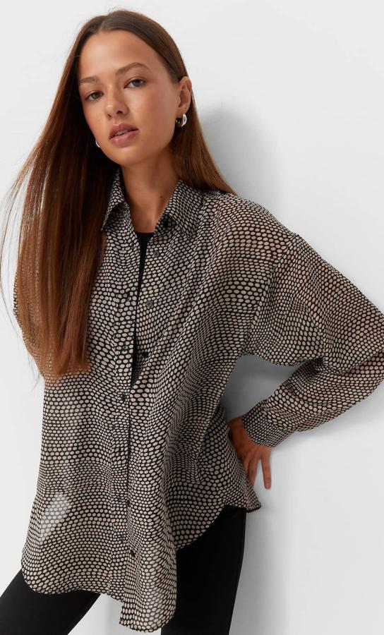 Disponible en diez estampados diferentes, esta camisa fluida de manga larga de Stradivarius con cuello de solapa y cierre frontal de botones tiene un precio de 15,99 euros y está disponible entre las tallas XS y XL. 