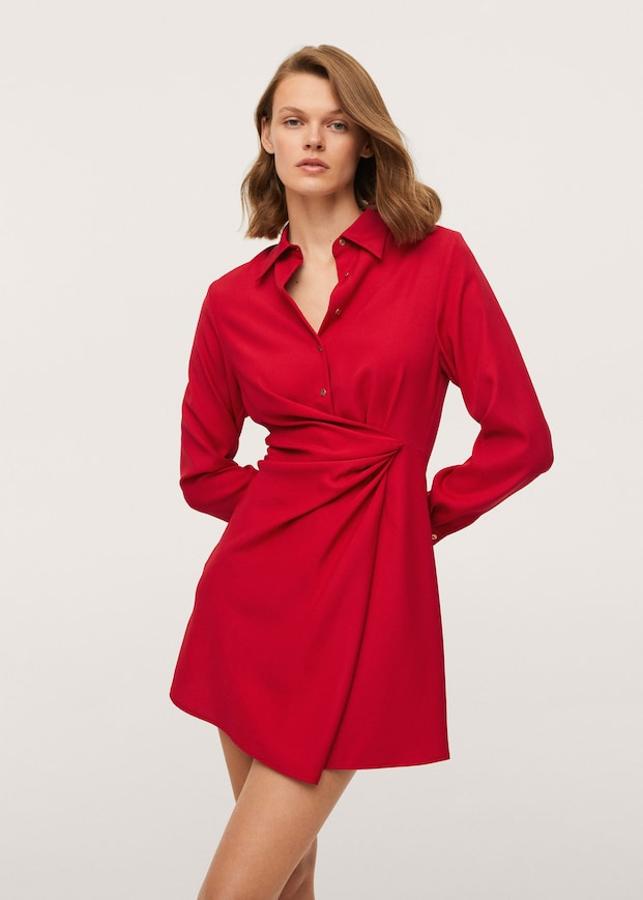 De diseño recto en tejido ligero, este vestido corto de Mango viene con cuello camisero, mangas largas con puños abotonados y detalle de nudo en el frontal. Tiene un precio de 39,99 euros y está disponible entre las tallas XXS y XL. 