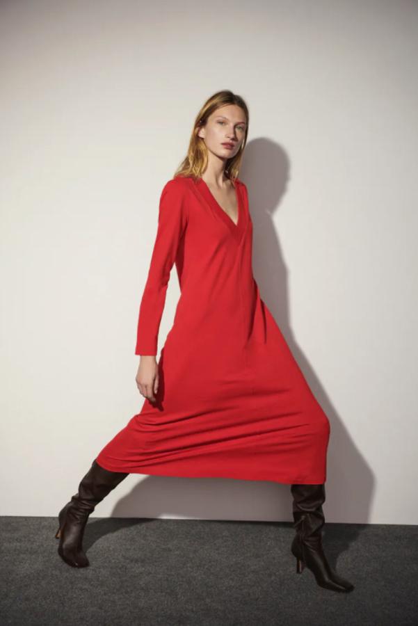 Diseño midi en tejido de felpa para este vestido de Zara con escote de pico, mangas largas y acabados en rib que está disponible en las tallas S, M y L por 22,95 euros. 