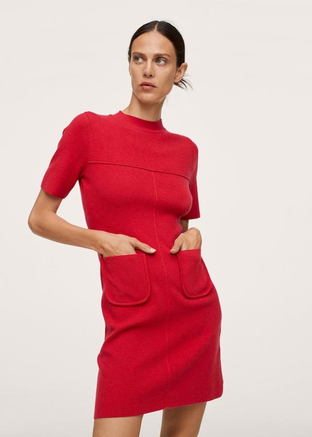 En punto fino de tejido elástico, este vestido corto entallado de diseño recto con cuello perkins y mangas cortas viene con dos bolsillos de plastrón en el frontal y podemos encontrarlo en Mango entre las tallas XS y XL. Cuesta 39,99 euros. 