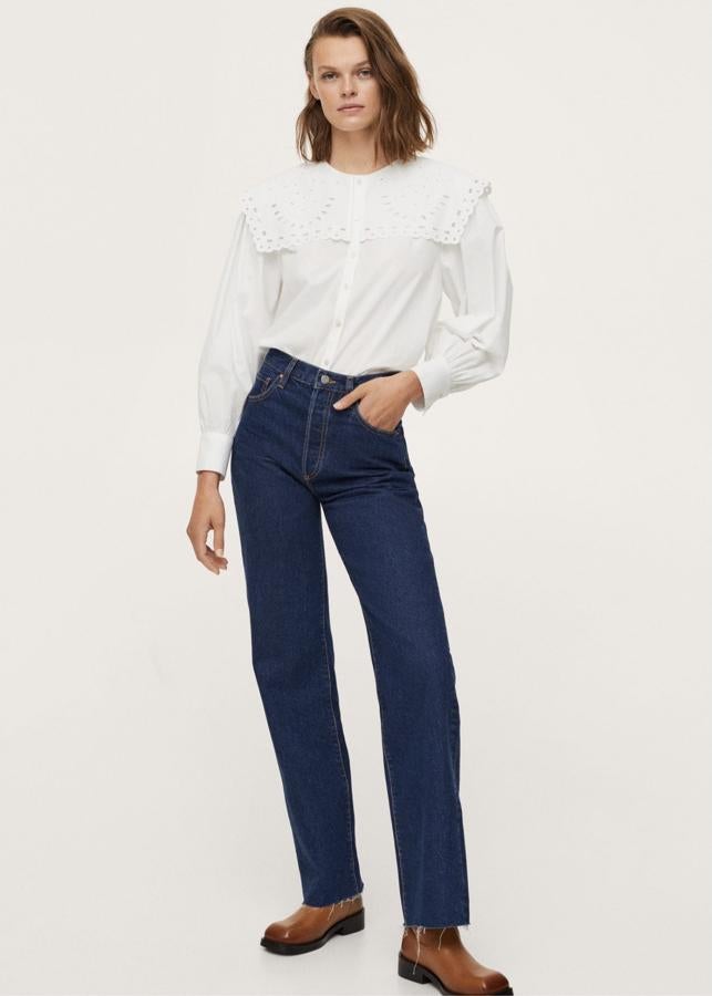 Con diseño recto y cuello babydoll con bordado suizo, esta camisa de algodón cuenta con manga larga abullonada y puños abotonados. Tiene un precio de 29,99 euros y es Mango.