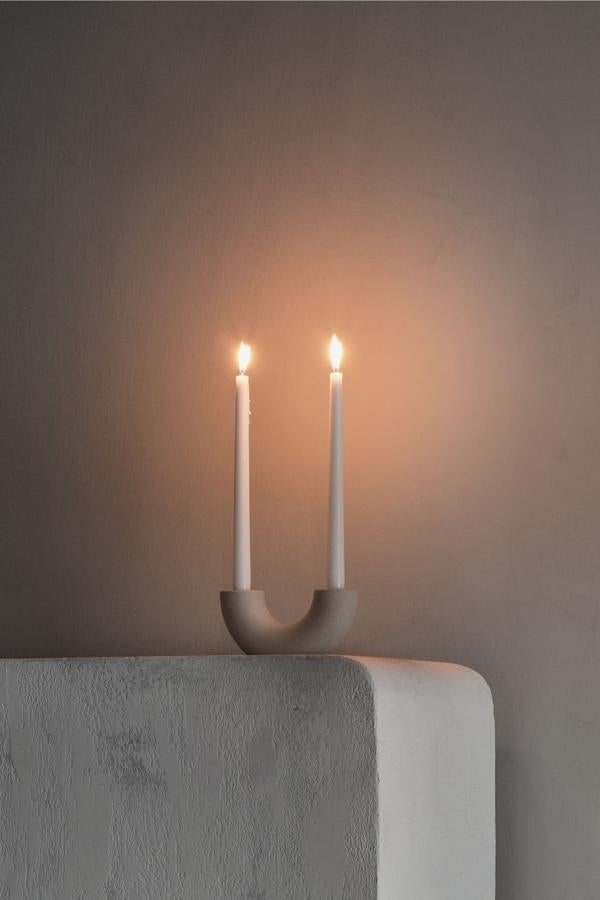 Este candelabro de cerámica en color beige tiene una altura de 9,5 centímetros y un largo de 20,5. Para dos velas y en color beige, tiene un precio de 14,99 euros.
