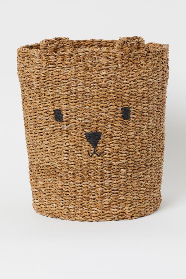 Esta cesta de almacenaje grande en junco trenzado con bordados tiene una altura de 40 centímetros y un diámetro de 33. Su precio es de 29,99 euros.