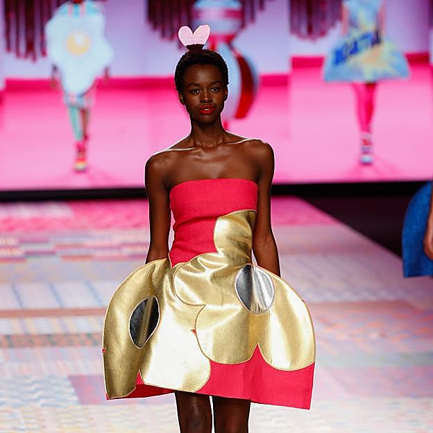 Imagen principal - Los mejores looks de los desfiles de la Fashion Week de Madrid: tendencias, colores y tejidos que se llevarán la próxima temporada