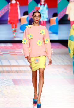 Imagen secundaria 2 - Los mejores looks de los desfiles de la Fashion Week de Madrid: tendencias, colores y tejidos que se llevarán la próxima temporada
