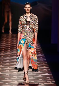 Imagen secundaria 2 - Los mejores looks de los desfiles de la Fashion Week de Madrid: tendencias, colores y tejidos que se llevarán la próxima temporada