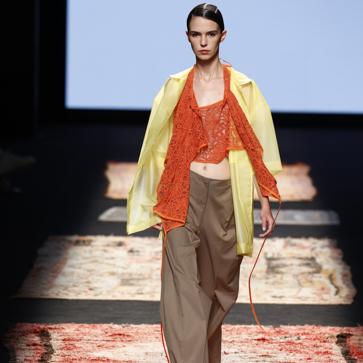 Imagen secundaria 1 - Los mejores looks de los desfiles de la Fashion Week de Madrid: tendencias, colores y tejidos que se llevarán la próxima temporada