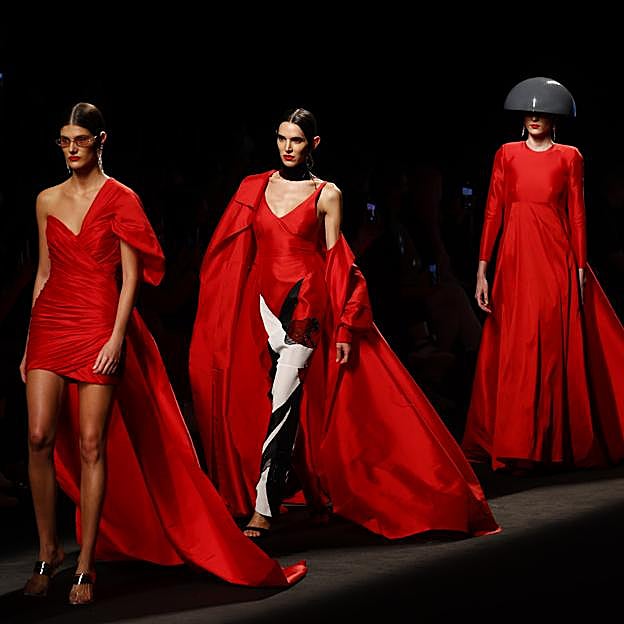 Imagen principal - Los mejores looks de los desfiles de la Fashion Week de Madrid: tendencias, colores y tejidos que se llevarán la próxima temporada