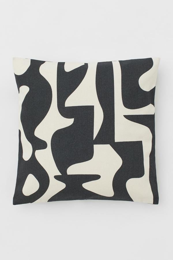 Con una medida de 50x50 centímetros, esta funda de cojín con estampado en blanco y negro tiene un precio de 4,99 euros.