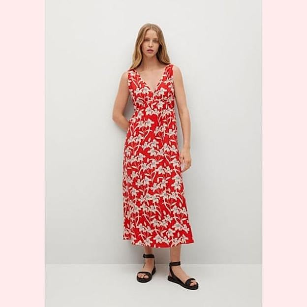 Imagen principal - Margarita Vargas o cómo ser la mejor vestida gracias a un vestido de flores que puedes encontrar en Mango