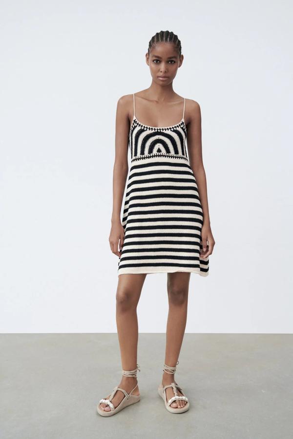 Con escote redondo y tirantes finos, este vestido corto de punto rústico en color crudo y negro tiene un precio de 25,95 euros.