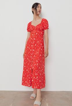 Imagen secundaria 2 - Margarita Vargas o cómo ser la mejor vestida gracias a un vestido de flores que puedes encontrar en Mango