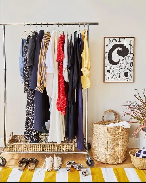 ¿Y si a partir de ahora preparas todos tus looks de la semana con antelación? Te ahorrarás mucho tiempo y miles de 'qué me pongos'. Para tener toda esa ropa en orden y a la vista, prueba con un burro como este de Amazon Home (49.99 euros). Las cestas están disponibles desde 24.99 euros.