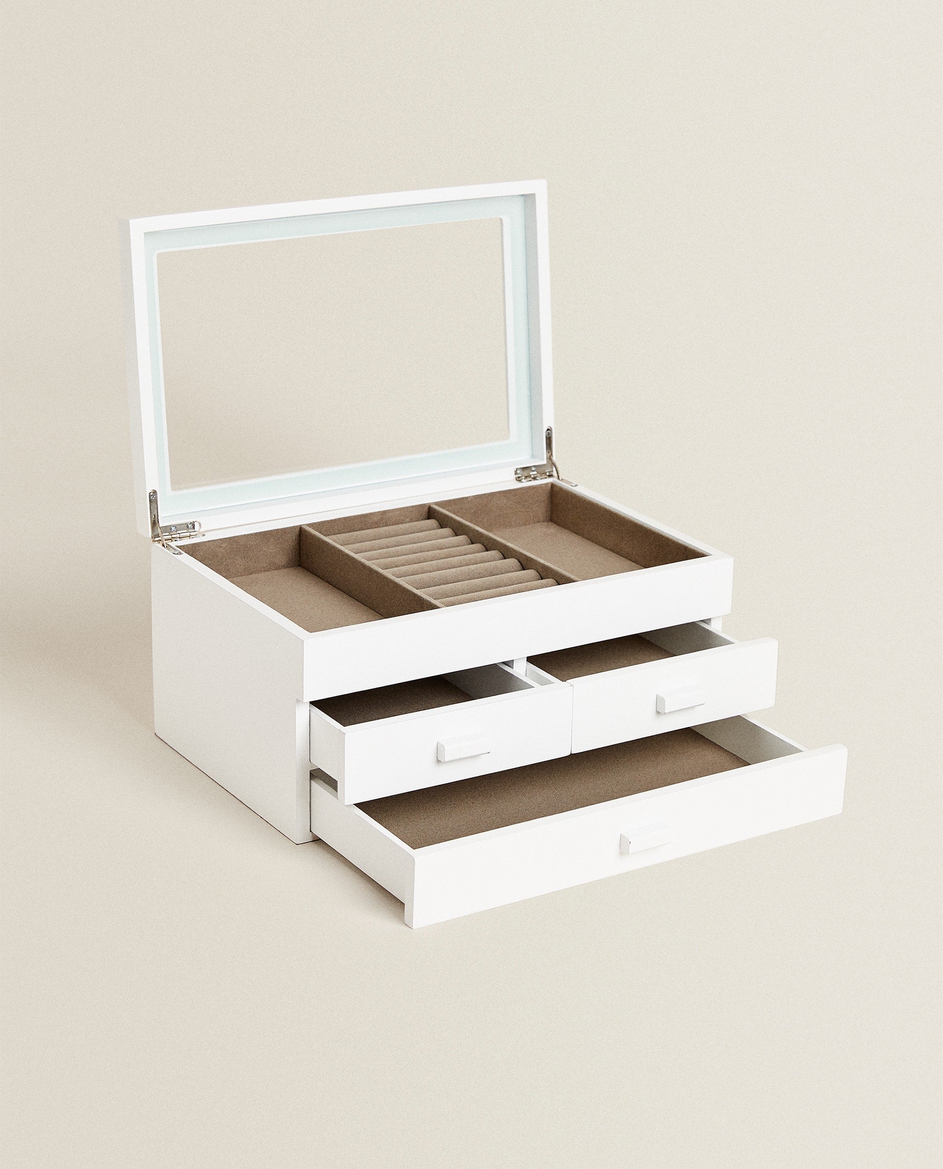 Este joyero de Zara Home (39.99 euros) no solo te permitirá tener bien ordenadas tus piezas, también te ayudará a conservarlas en buen estado.