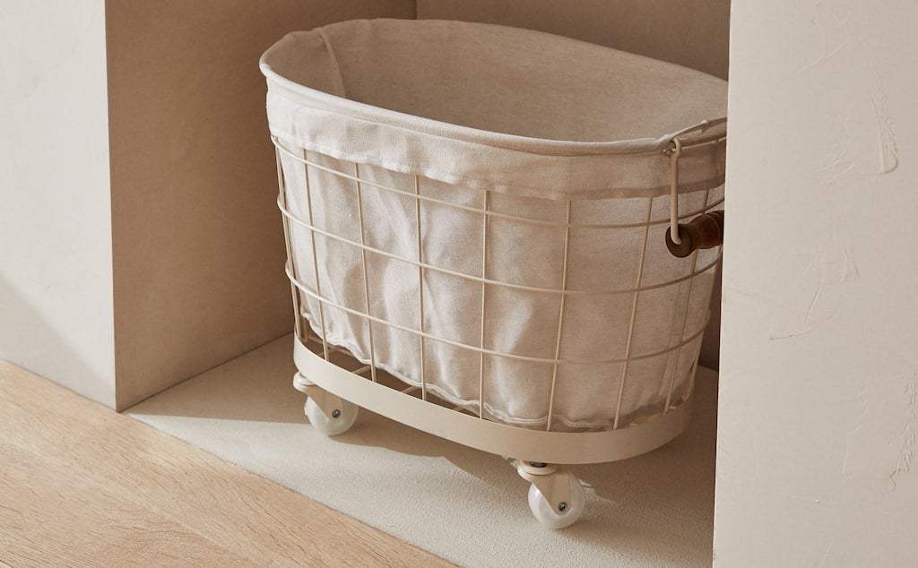 Olvídate de dejar la ropa sucia tirada por el suelo y hazte con este carrito con ruedas que cuesta 49.99 euros en Zara Home.