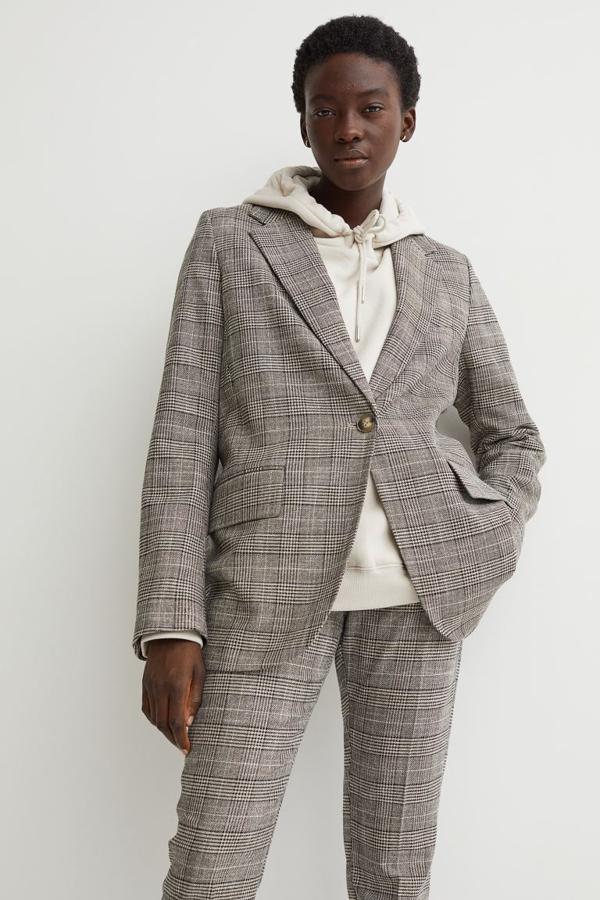 Diseño oversize para esta americana de H&M que podemos encontrar con estampado Príncipe de Gales o en negro y viene con bolsillos delanteros ribeteados con solapa, un bolsillo en la pechera y cuello de solapa con muesca. Con cierre de un único botón, están disponibles entre las tallas XS y XXL por 29,99 euros. 