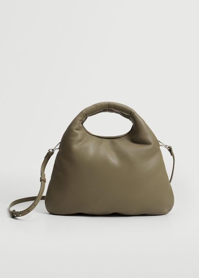 En color caqui y efecto piel, este bolso de mango con cierre de imán superior y dos asas cortas viene con asa larga ajustable y extraíble y solo se puede comprar en la web de Mango por 25,99 euros. 