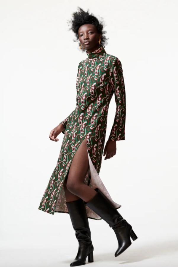 Cuello subido y mangas largas ligeramente acampanadas para este vestido verde de Zara con estampado en marrón, blanco y rosa que tiene el bajo con abertura en el lateral y cierre de cremallera oculta en la espalda. Está disponible entre las tallas XS y XXL por 39,95 euros. 